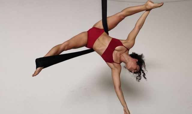 Lecce, la favola di Erica Occhionero: dopo un incidente ora danza sospesa per aria